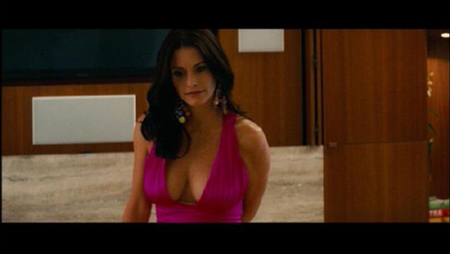 16P Courtney Cox nipple slip on the beach