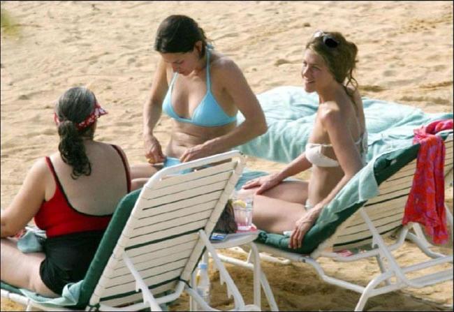 16P Courtney Cox nipple slip on the beach