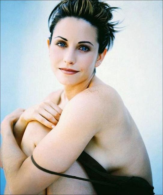16P Courtney Cox nipple slip on the beach