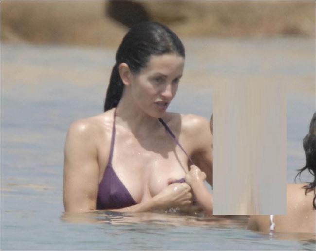 16P Courtney Cox nipple slip on the beach