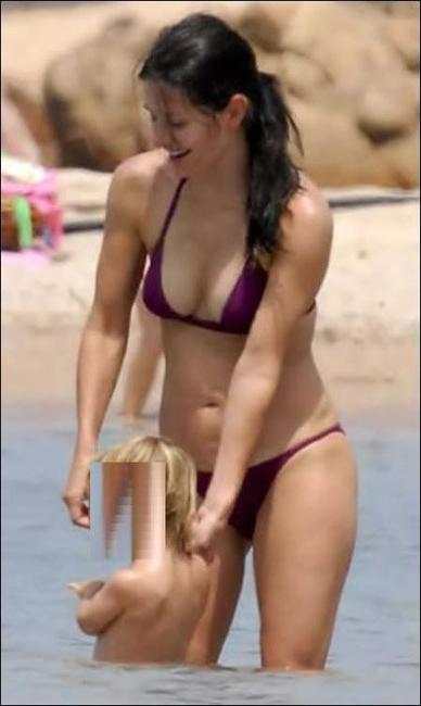 16P Courtney Cox nipple slip on the beach