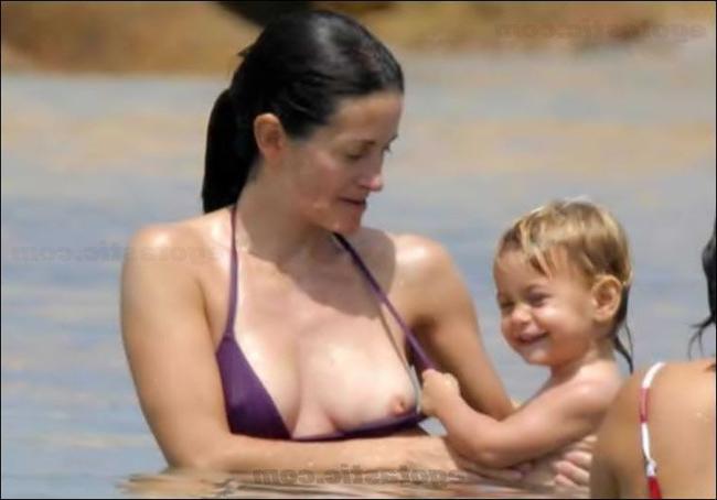 16P Courtney Cox nipple slip on the beach