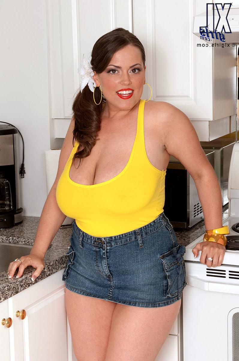 16P Taylor Steele heats up the kitchen