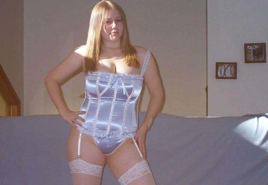 15P Heiße Bbw-Freundinnen entblößen mollige Ärsche und pralle Titten