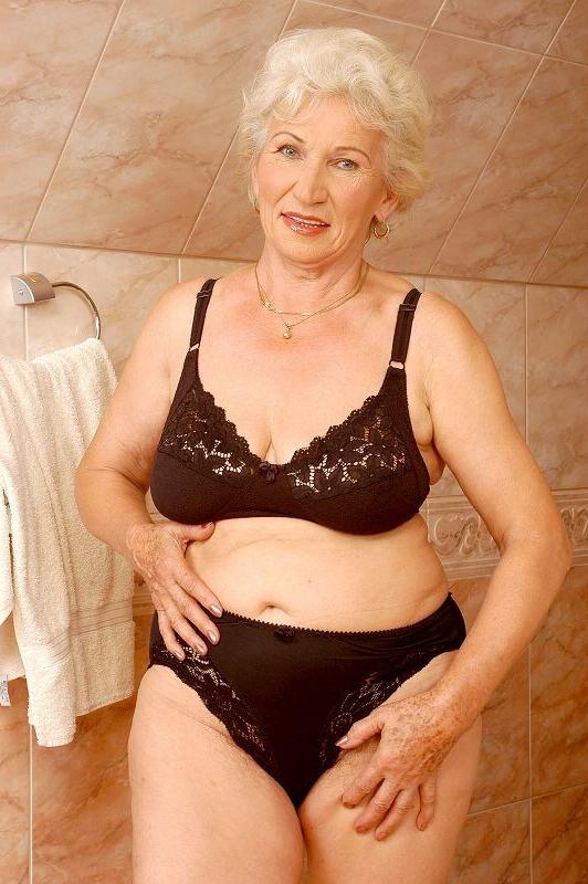 16P Stilvolle alte Dame mit großen Brüsten zeigt haarige Muschi
