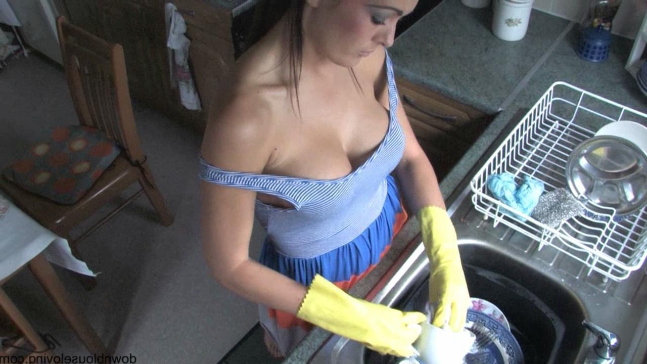 16P Downshirt cleavage