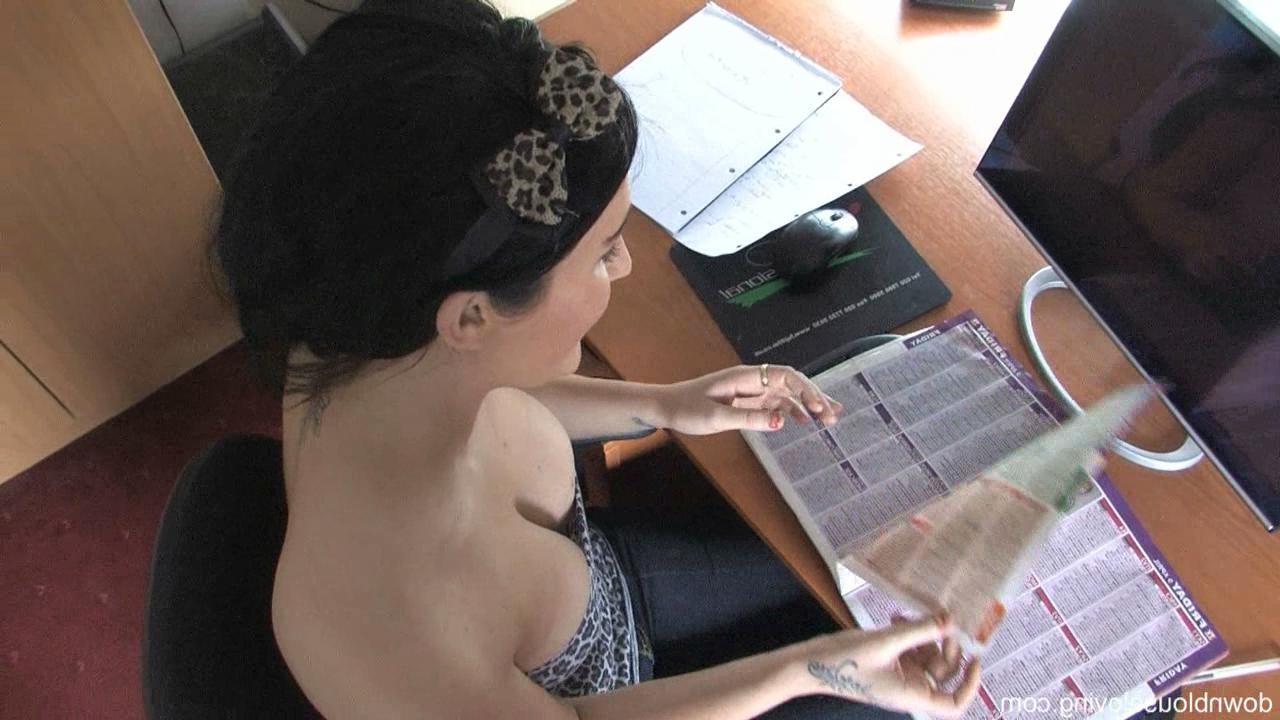 16P Downshirt nipple slip spy shots