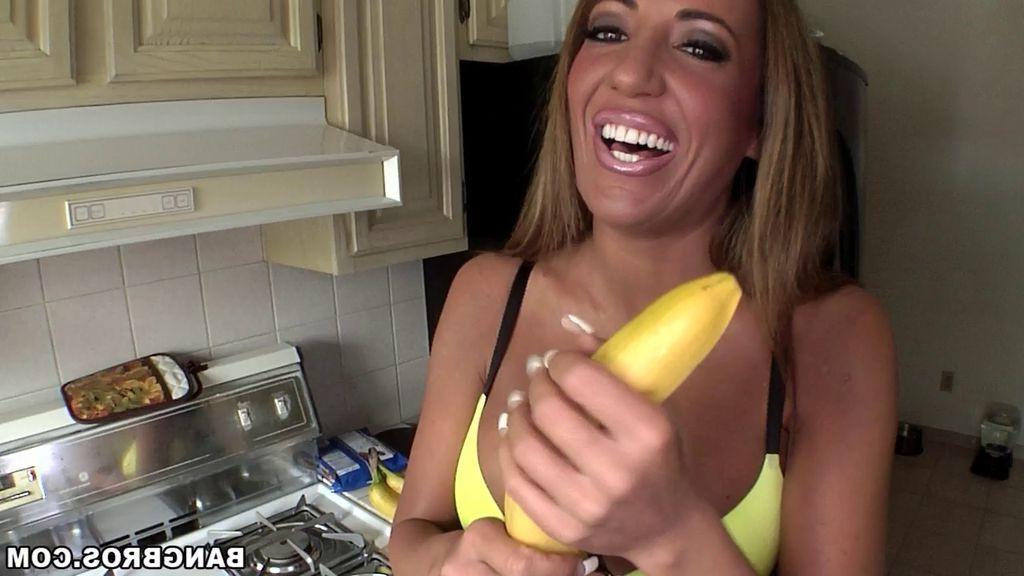 16P Busty babe Richelle Ryan is good with her hands