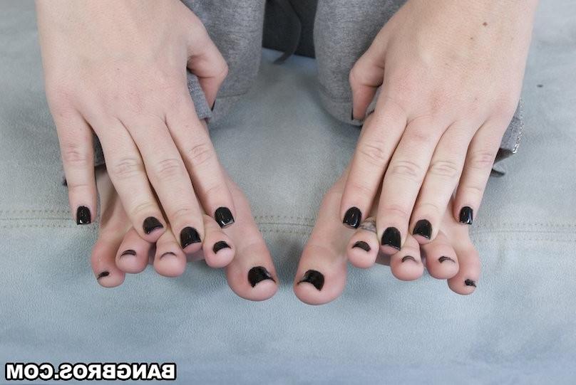 15P Pornbabe Jayden Jaymes shows how to give footjobs