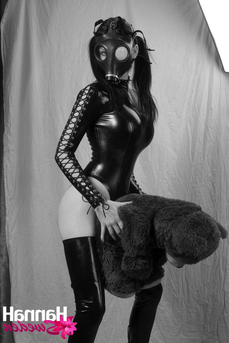 14P If you like Goth Trannies you will love these photos of TS Hanna