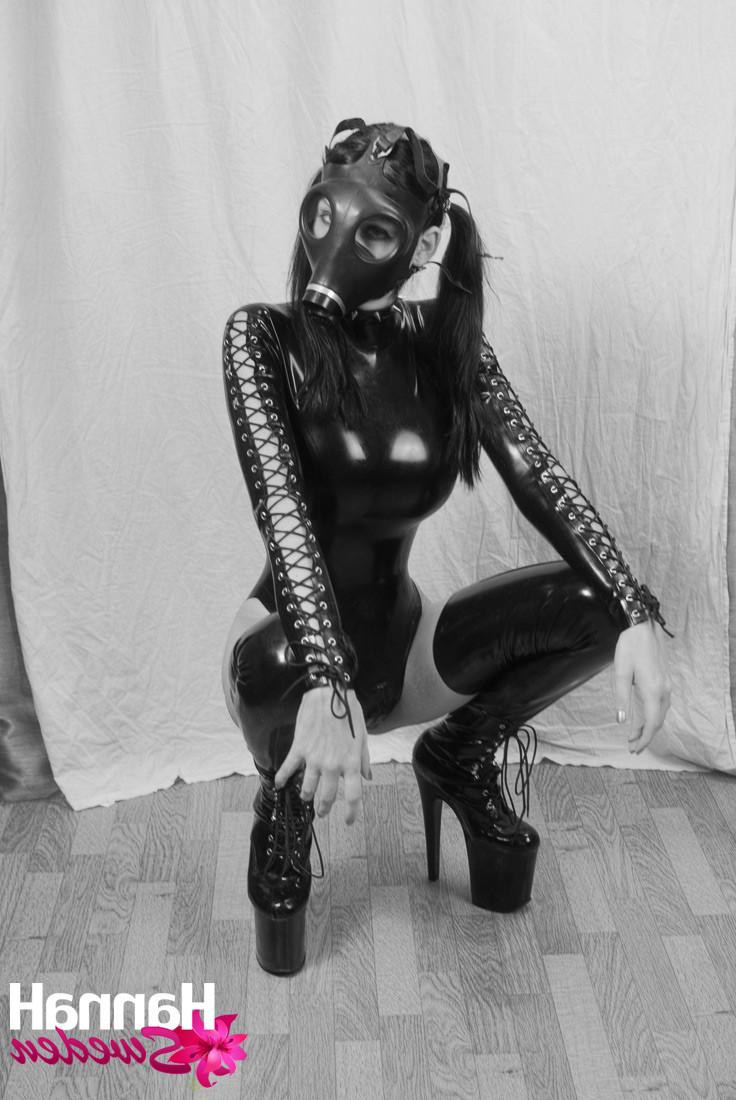 14P If you like Goth Trannies you will love these photos of TS Hanna