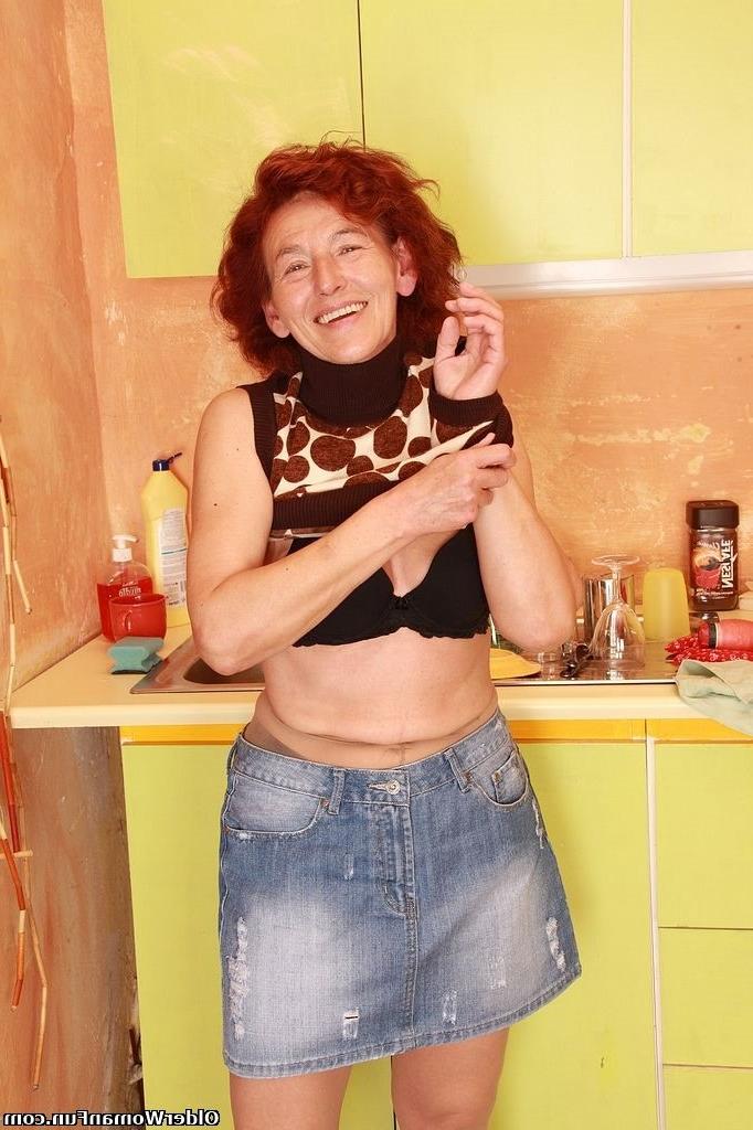 16P Granny Hope fucks a dildo in the kitchen
