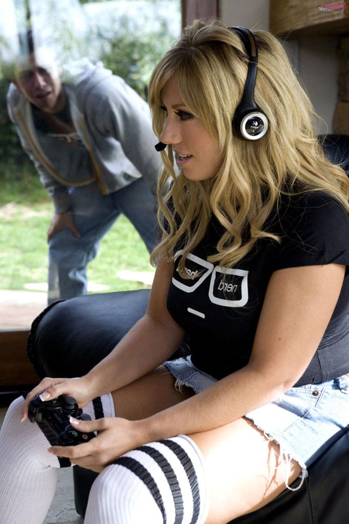 15P Gaming nerd Heather Summers sucking and fucking his joystick