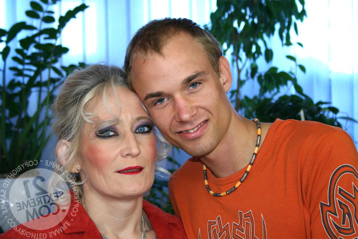 20P LÜSTIGE REIFE DAMEN, DIE SEX MIT JUNGENSPIELZEUG HABEN, DAS IST ALT-JUNGER BIZARRE PORNO
