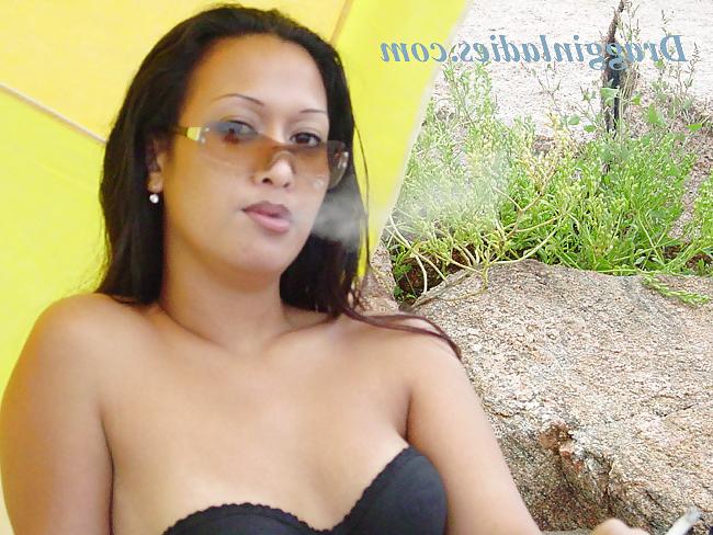 12P Kiana - Smoking Fetish at Dragginladies