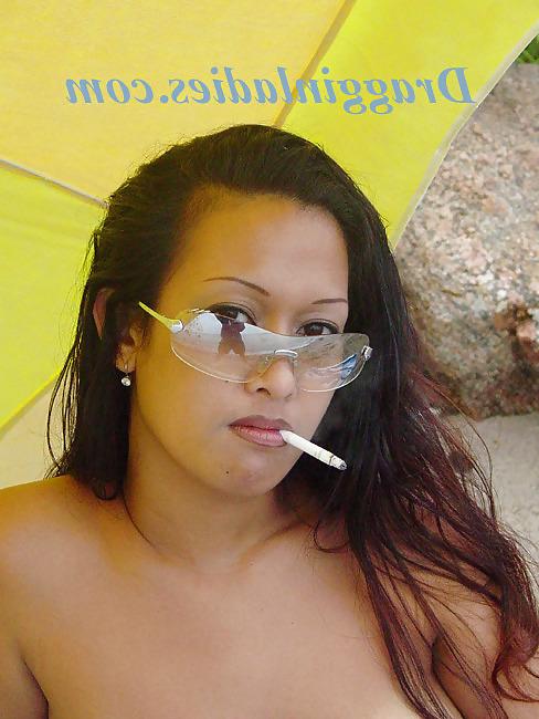 12P Kiana - Smoking Fetish at Dragginladies