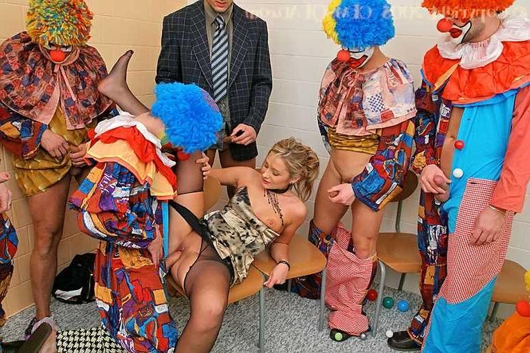 19P Classy blonde lgets gangbanged and bukkaked by clowns