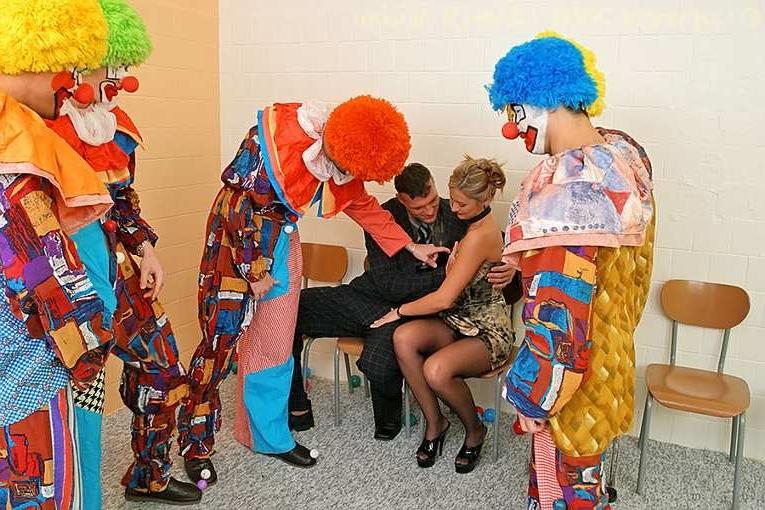 19P Classy blonde lgets gangbanged and bukkaked by clowns