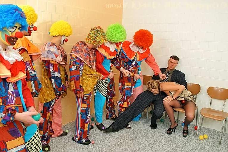 19P Classy blonde lgets gangbanged and bukkaked by clowns