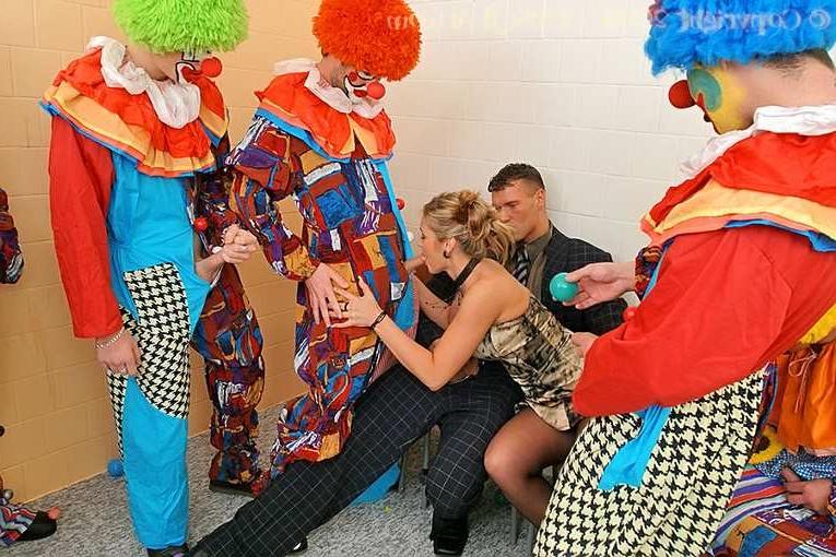 19P Classy blonde lgets gangbanged and bukkaked by clowns