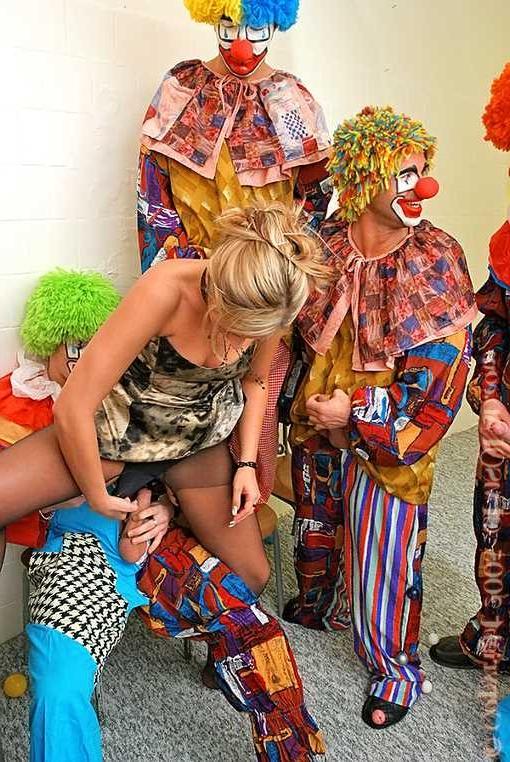 19P Classy blonde lgets gangbanged and bukkaked by clowns