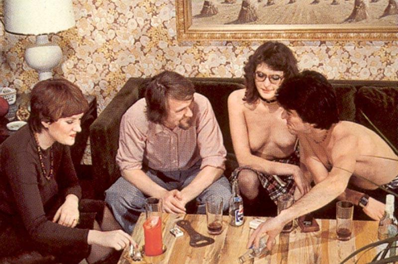 16P Two retro ladies sharing their hairy snatches