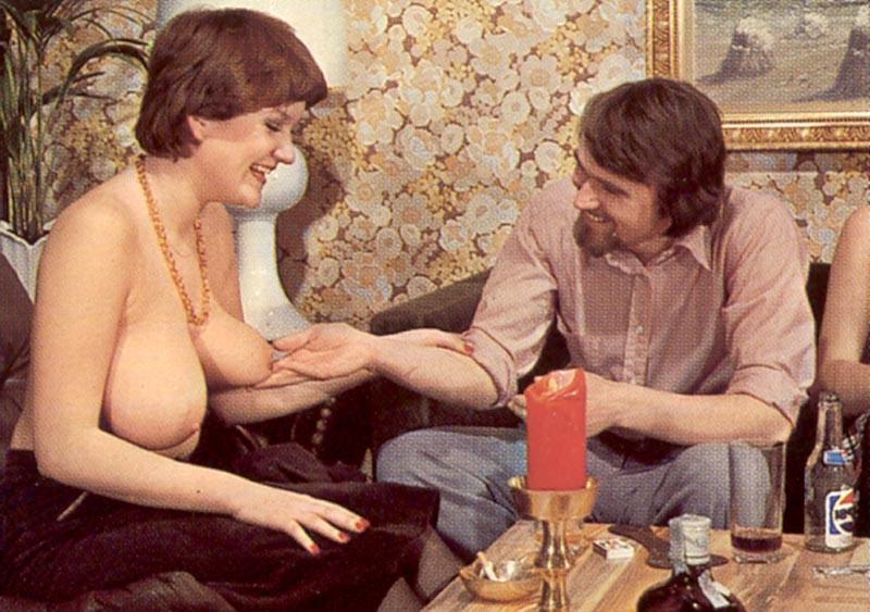 16P Two retro ladies sharing their hairy snatches