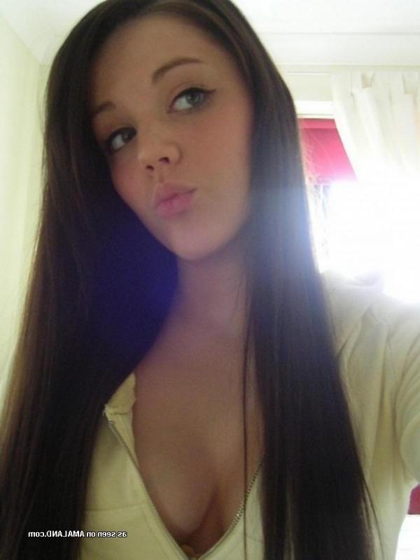 12P Compilation of an amateur kinky babe showing her cleavage