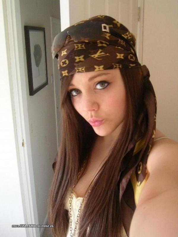 12P Compilation of an amateur kinky babe showing her cleavage