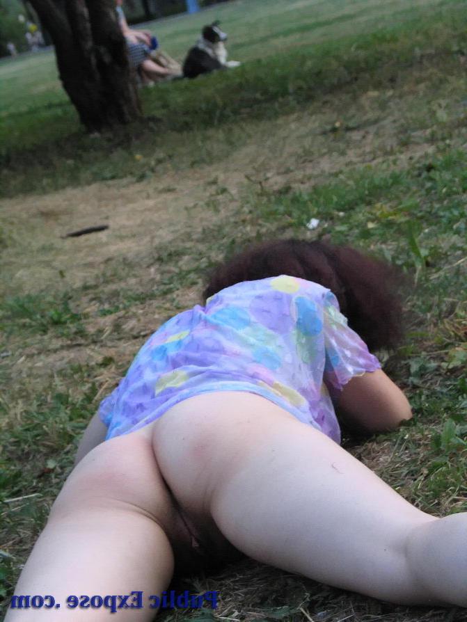 15P Big-titted chick pussy toying in public