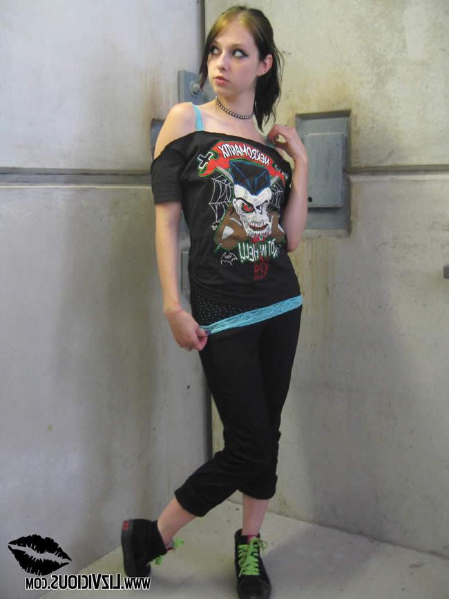 16P Goth chick liz vicious sticks a vibrator in her pussy