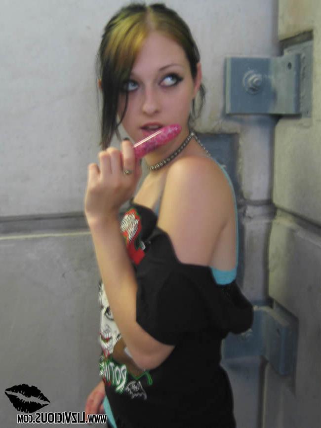 16P Goth chick liz vicious sticks a vibrator in her pussy