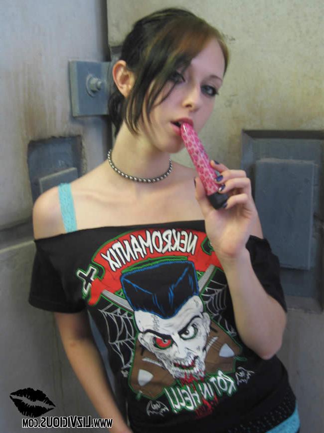 16P Goth chick liz vicious sticks a vibrator in her pussy