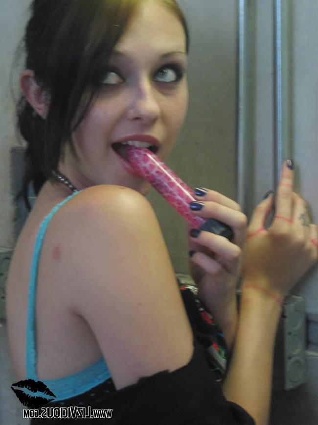 16P Goth chick liz vicious sticks a vibrator in her pussy