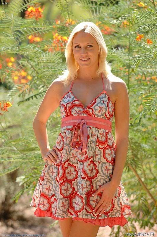 16P Blonde Dildos Pussy In Public