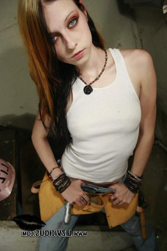 18P Redhead goth chick liz vicious toying her pussy