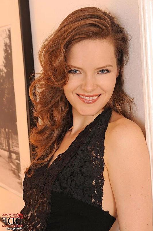 16P Redhead babe Lilian White gets a hot striptease