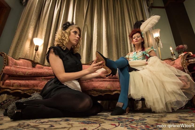 15P The queen of foot fetish uses her servant for lesbian fetish sex