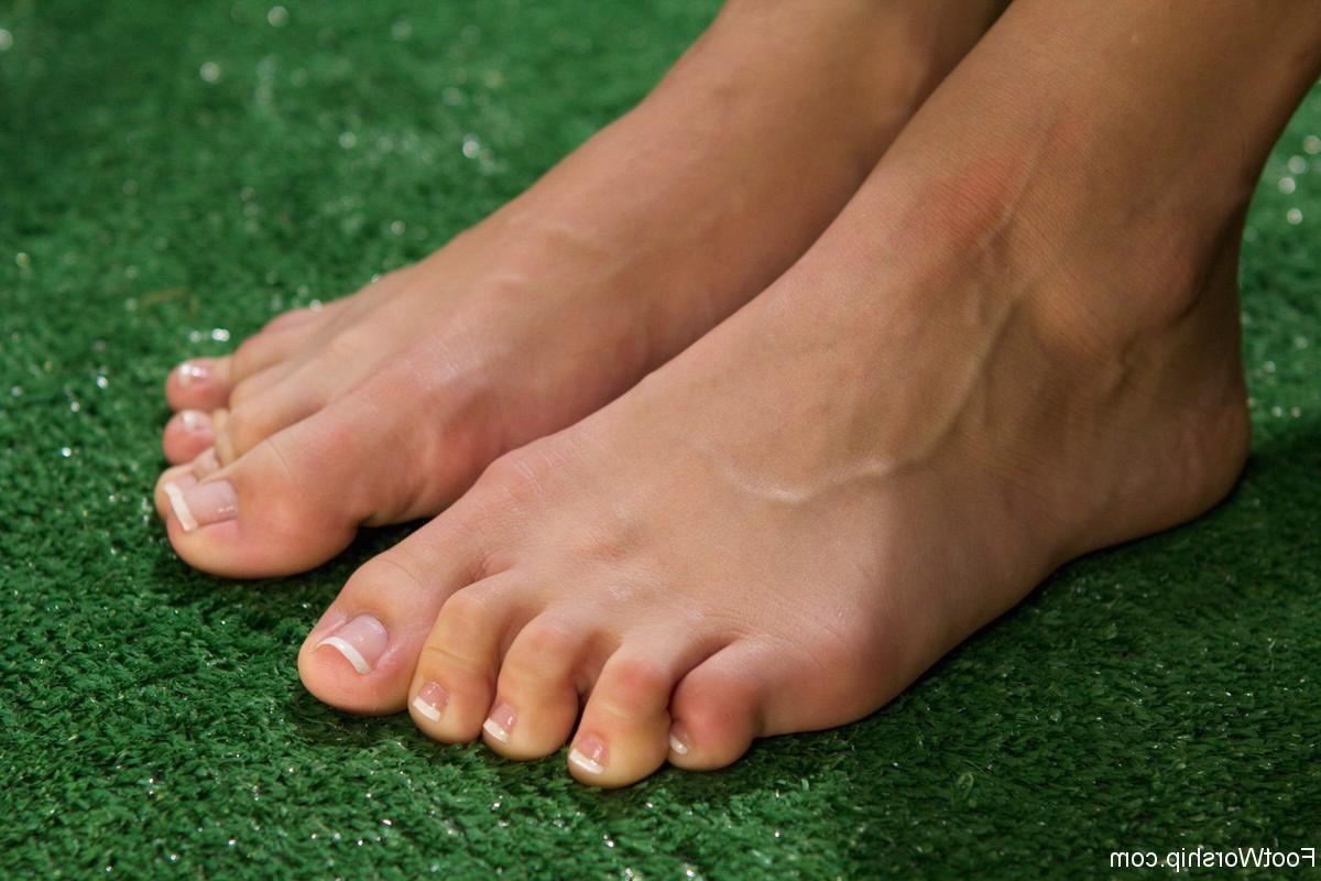 24P Two very sexy babes in lesbian foot fetish sex action