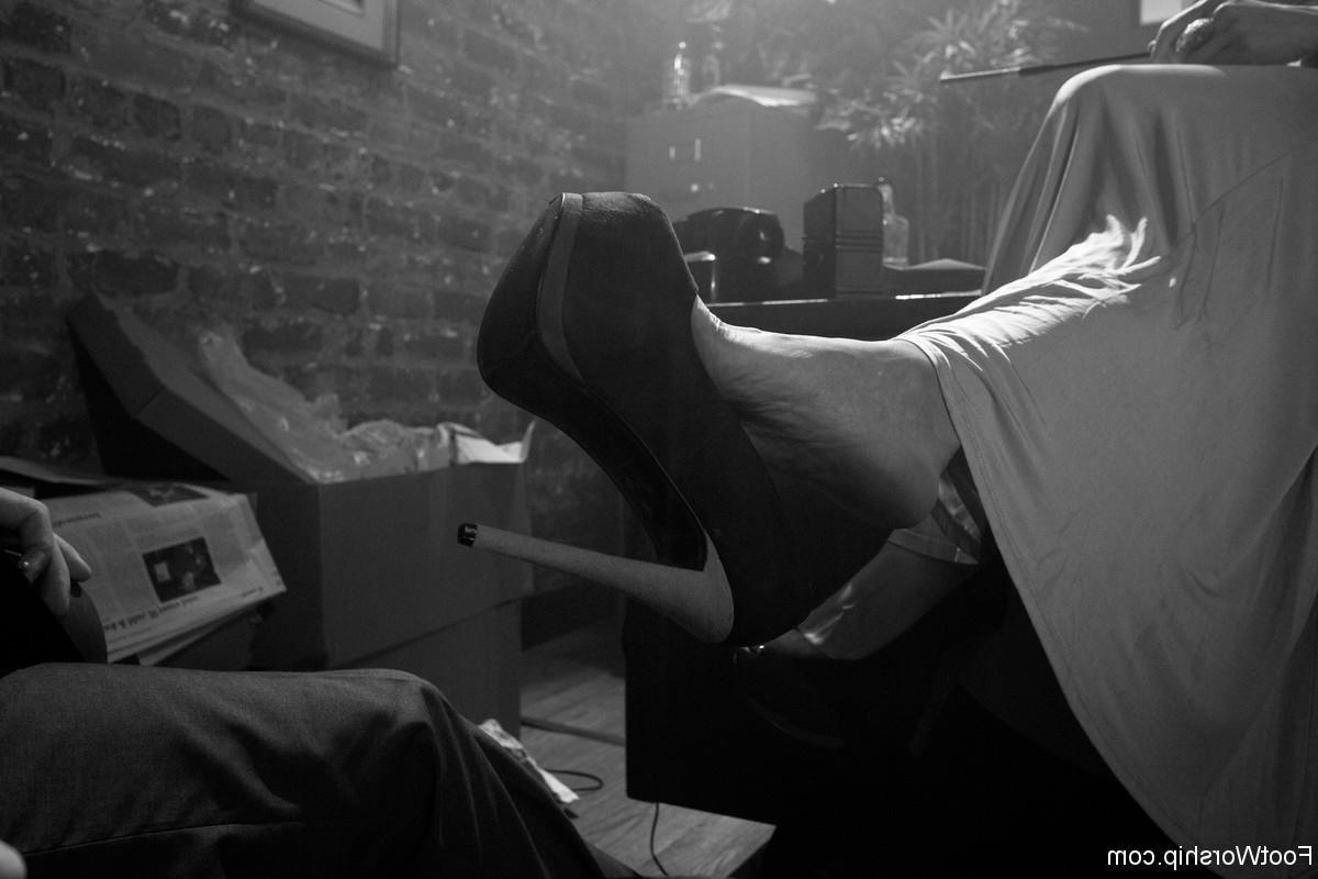 24P Hot MILF in hardcore foot fetish sex action incl. footjob