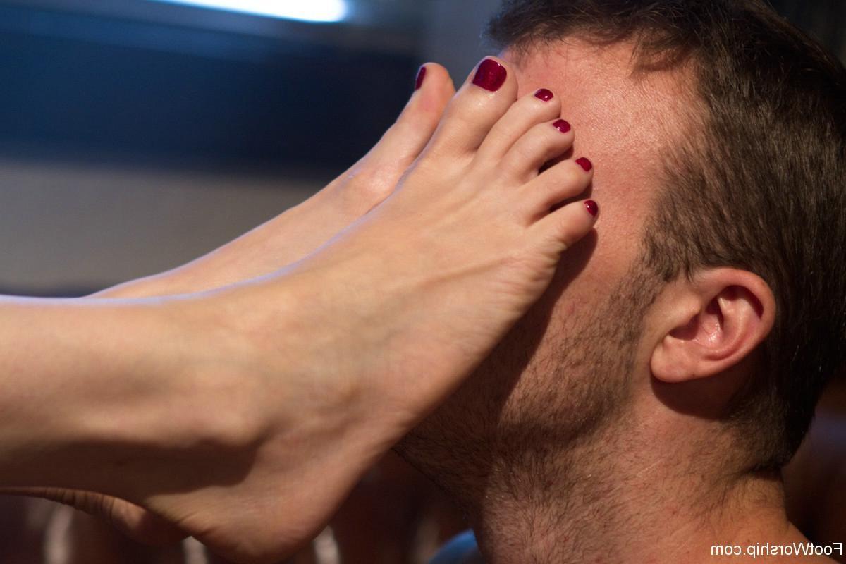 24P Hot MILF in hardcore foot fetish sex action incl. footjob