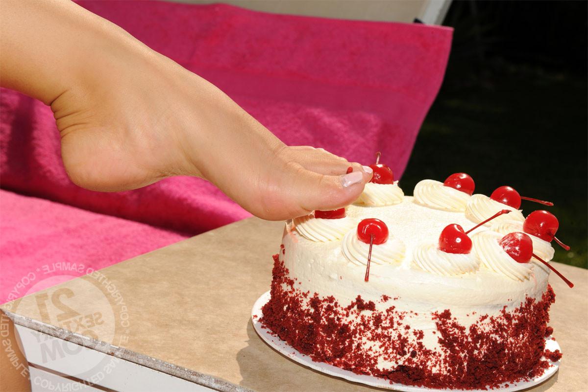 20P Truly nice girls give footjob and got their cute little toes all creamed This is