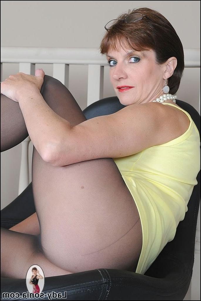 15P Lady Sonia posing in pantyhose