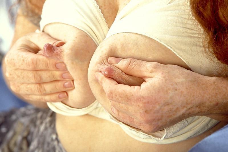 16P Lactating redhead babe milking tits