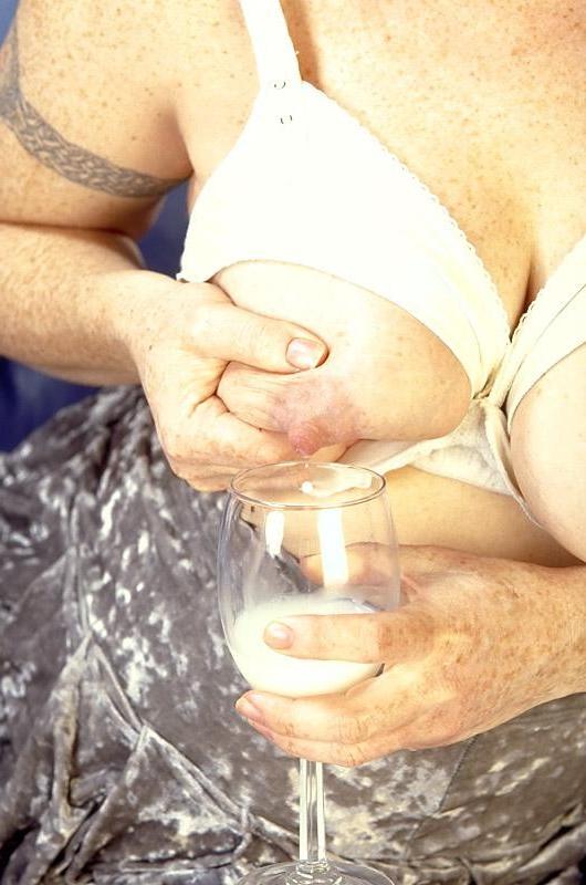 16P Lactating redhead babe milking tits