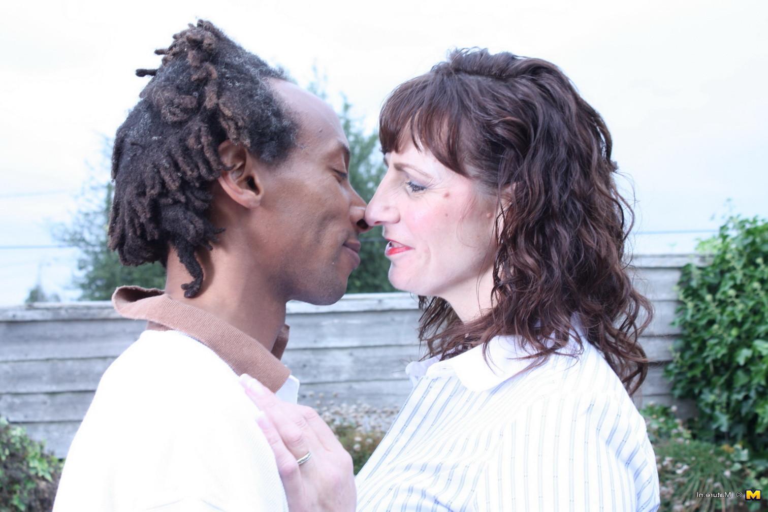 16P British mom fooling around with a black guy in her garden