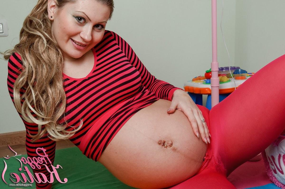 16P Pregnant hottie nude