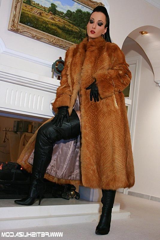 15P Classy MILF in fur and leather