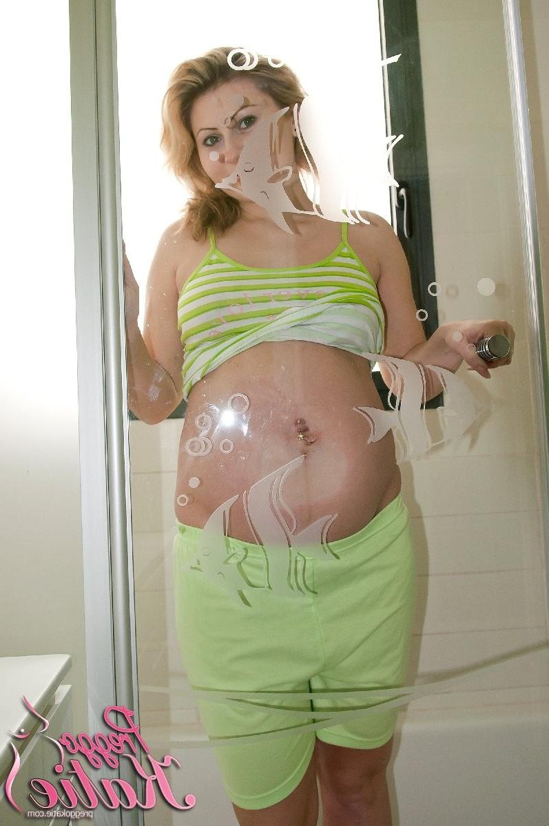 16P Pregnant hottie nude