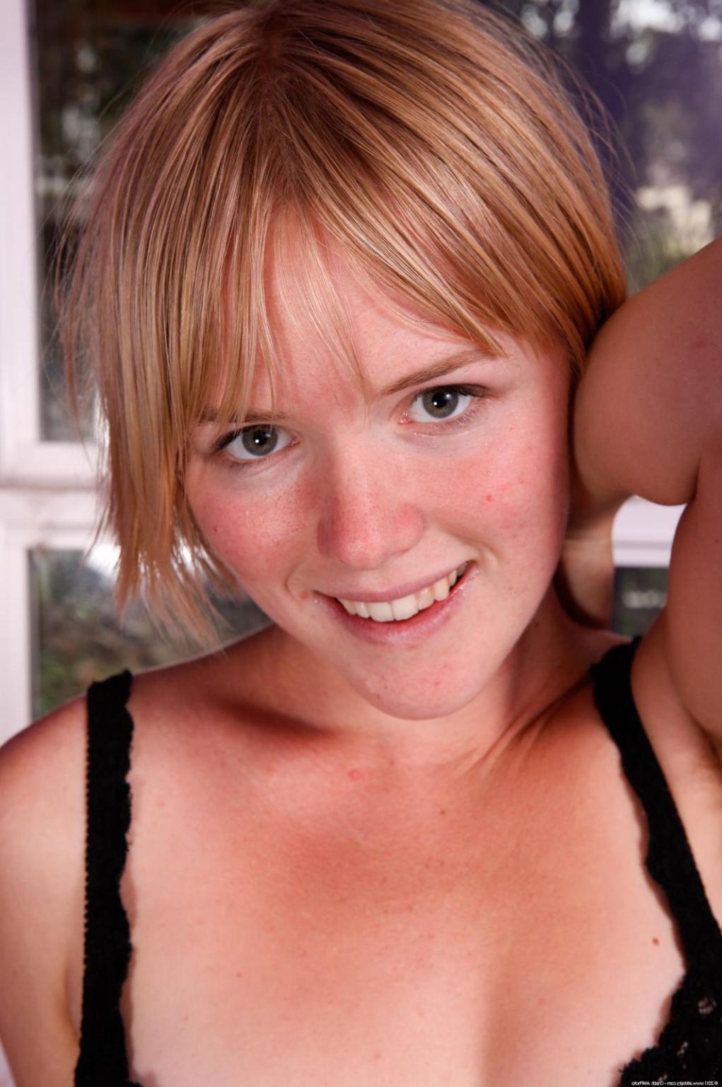 15P Hairy natural amateur Anna spreading snatch